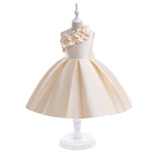 Carregar imagem no visualizador da galeria, Vestido liso con flores 3D de un hombro y moño