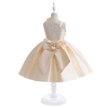 Carregar imagem no visualizador da galeria, Vestido liso con flores 3D de un hombro y moño