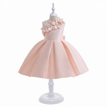 Carregar imagem no visualizador da galeria, Vestido liso con flores 3D de un hombro y moño