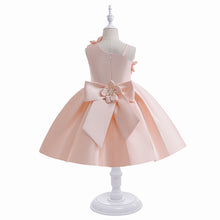 Carregar imagem no visualizador da galeria, Vestido liso con flores 3D de un hombro y moño