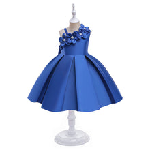 Carregar imagem no visualizador da galeria, Vestido liso con flores 3D de un hombro y moño