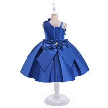 Carregar imagem no visualizador da galeria, Vestido liso con flores 3D de un hombro y moño