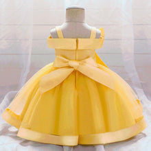 Carregar imagem no visualizador da galeria, Vestido con hombro recto y bordado de flores con moño