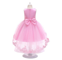 Carregar imagem no visualizador da galeria, Vestido cola de pato con transparencia, encaje, perlas y moño con tul