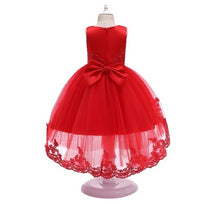 Carregar imagem no visualizador da galeria, Vestido cola de pato con transparencia, encaje, perlas y moño con tul