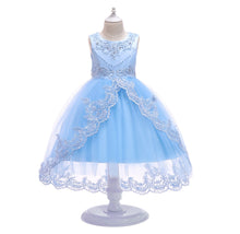 Carregar imagem no visualizador da galeria, Vestido cola de pato con transparencia, encaje, perlas y moño con tul