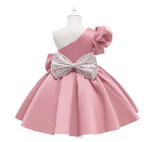 Carregar imagem no visualizador da galeria, Vestido de un solo hombro, manga abullonada, cinto y moño de lentejuelas