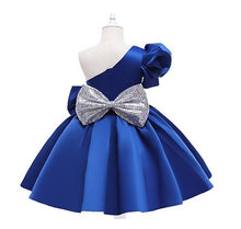 Carregar imagem no visualizador da galeria, Vestido de un solo hombro, manga abullonada, cinto y moño de lentejuelas