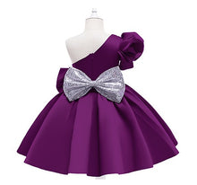 Carregar imagem no visualizador da galeria, Vestido de un solo hombro, manga abullonada, cinto y moño de lentejuelas