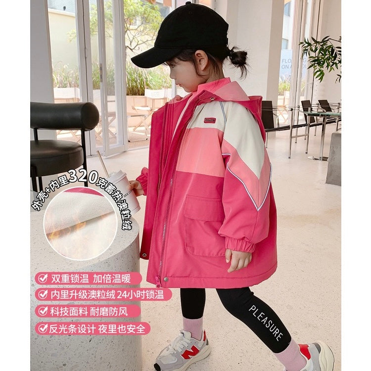 Campera de tres colores con capucha tipo rompe vientos