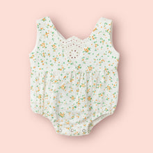 Carregar imagem no visualizador da galeria, Body blanco con estampa de flores en naranja y moño grande
