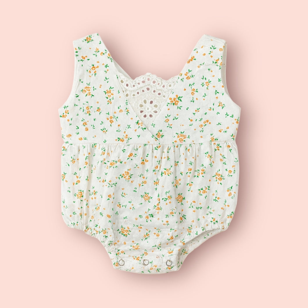 Body blanco con estampa de flores en naranja y moño grande