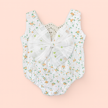 Carregar imagem no visualizador da galeria, Body blanco con estampa de flores en naranja y moño grande
