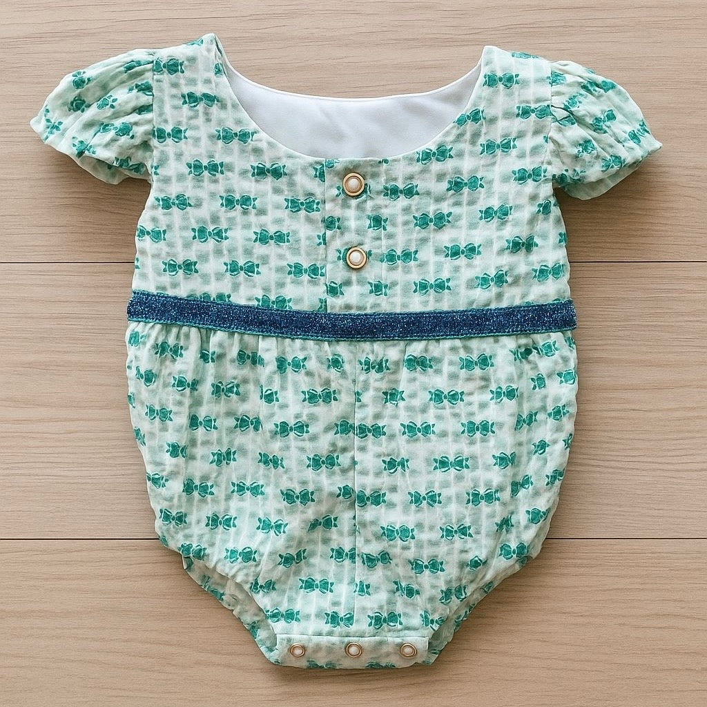 Body verde con estampa de moño y cinta celeste con brillo