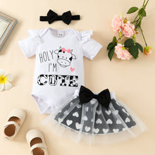 Carregar imagem no visualizador da galeria, Body blanco con detalle de vaca, pollera con estampas de corazones y vincha
