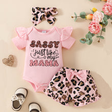 Carregar imagem no visualizador da galeria, Body rosa con letras, short de animal print y vincha
