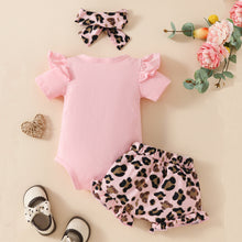 Carregar imagem no visualizador da galeria, Body rosa con letras, short de animal print y vincha
