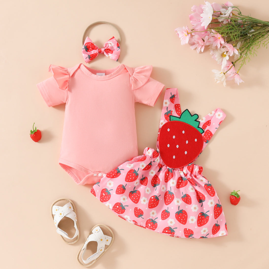 Body rosa con volado y vestido tipo jardinera con estampas de frutillas con vincha