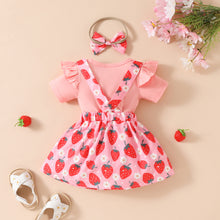 Carregar imagem no visualizador da galeria, Body rosa con volado y vestido tipo jardinera con estampas de frutillas con vincha
