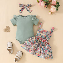Carregar imagem no visualizador da galeria, Body verde con volado y vestido tipo jardinera floreado con vincha

