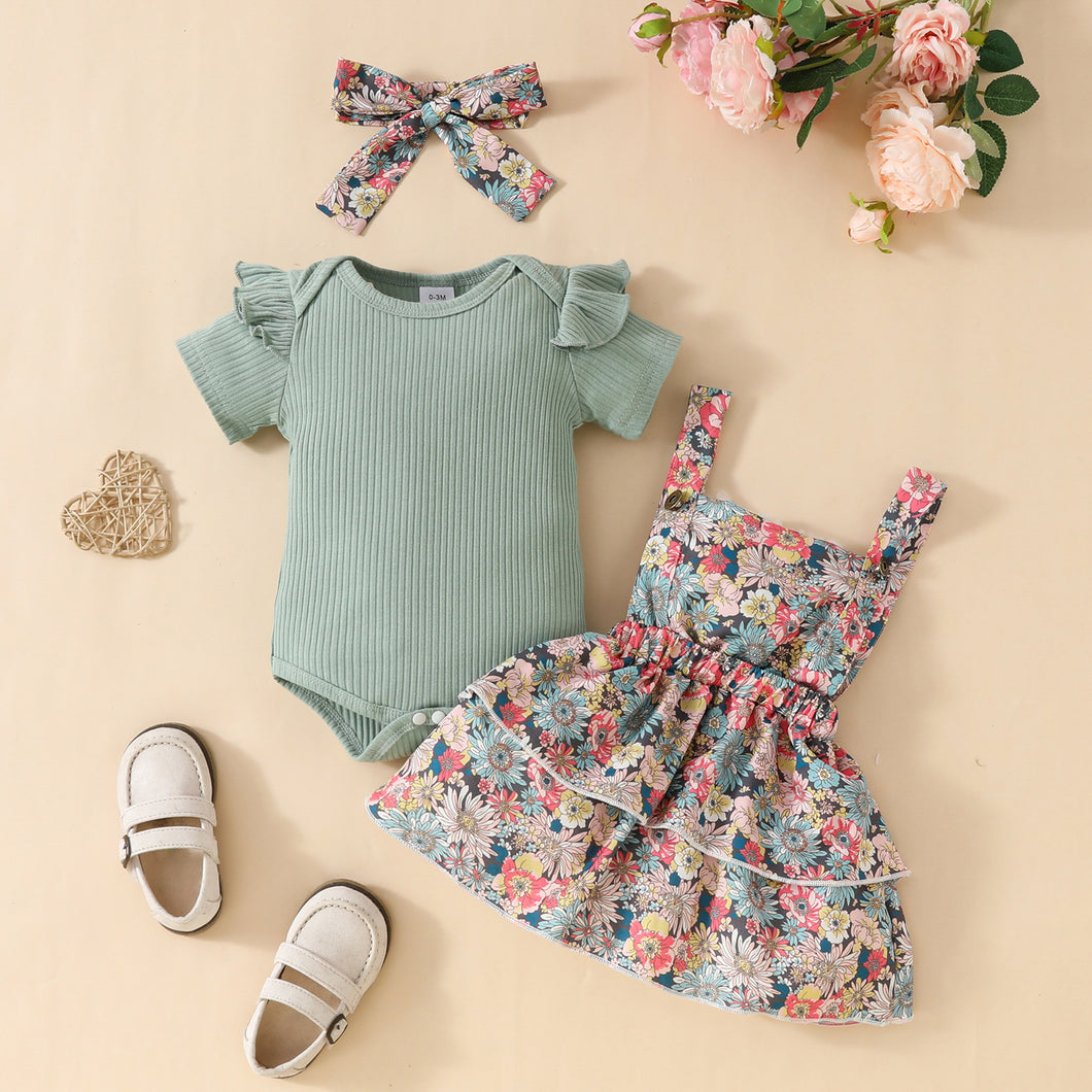 Body verde con volado y vestido tipo jardinera floreado con vincha