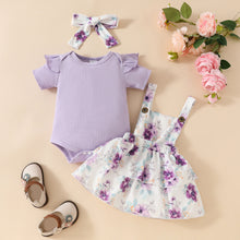 Cargar imagen en el visor de la galería, Body acanalado lila con volado y vestido tipo jardinera floreado con vincha
