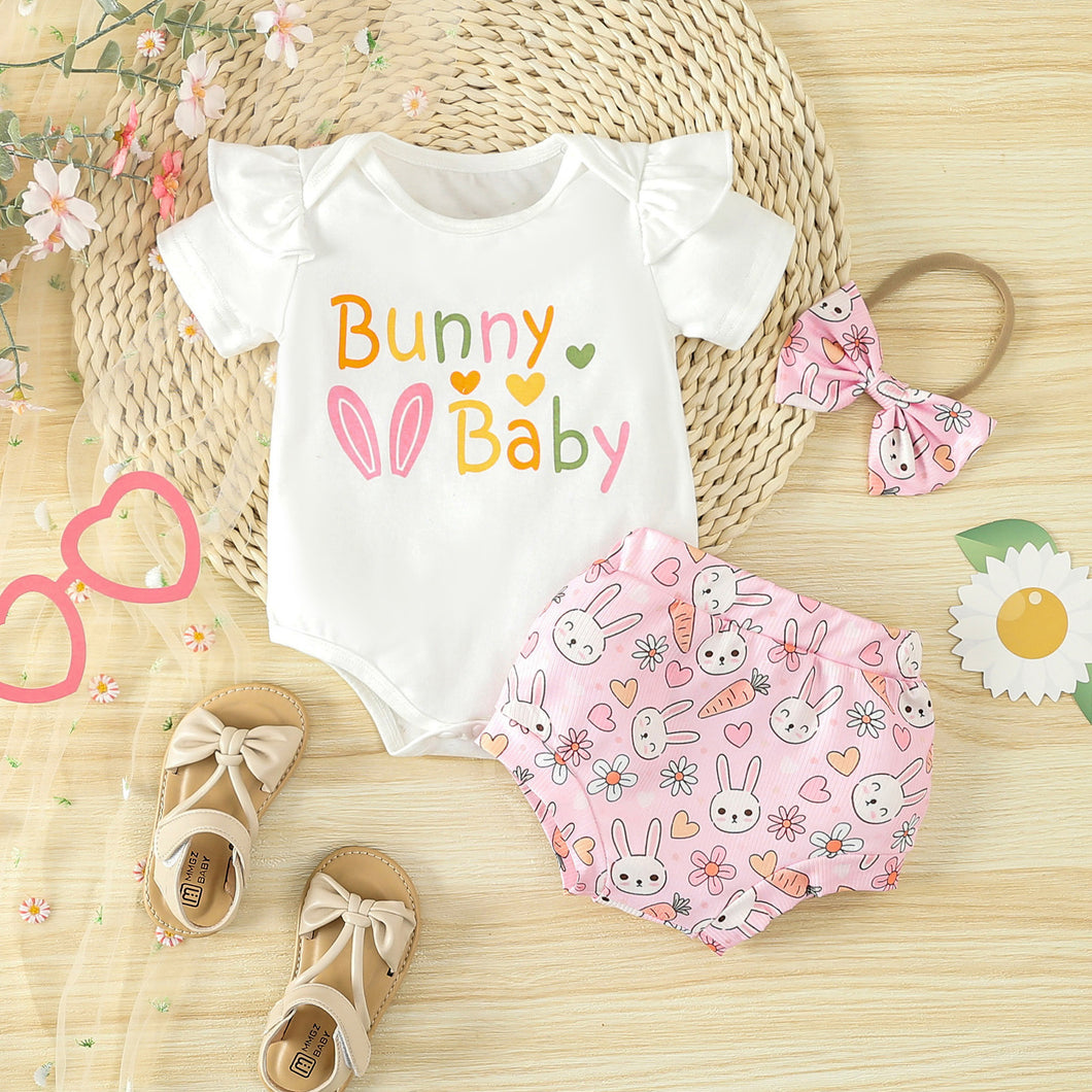 Body blanco con volados, cubre pañal con estampas de conejos y vincha