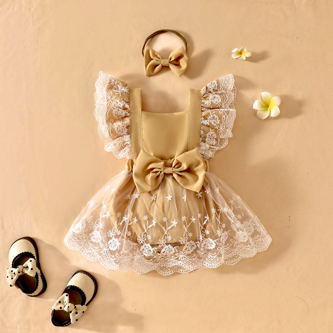 Body vestido beige con volados de encajes y vincha