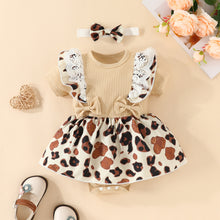 Carregar imagem no visualizador da galeria, Body vestido acanalado beige con detalles broderie, falda de animal print y vincha
