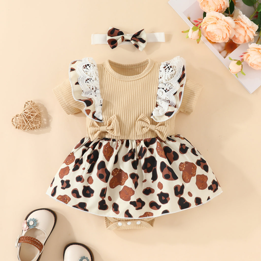 Body vestido acanalado beige con detalles broderie, falda de animal print y vincha