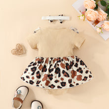 Carregar imagem no visualizador da galeria, Body vestido acanalado beige con detalles broderie, falda de animal print y vincha
