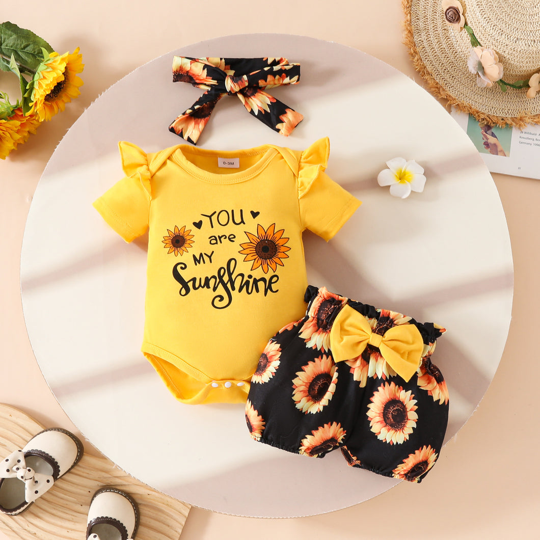 Body amarillo con estampa, short negro de girasol y vincha