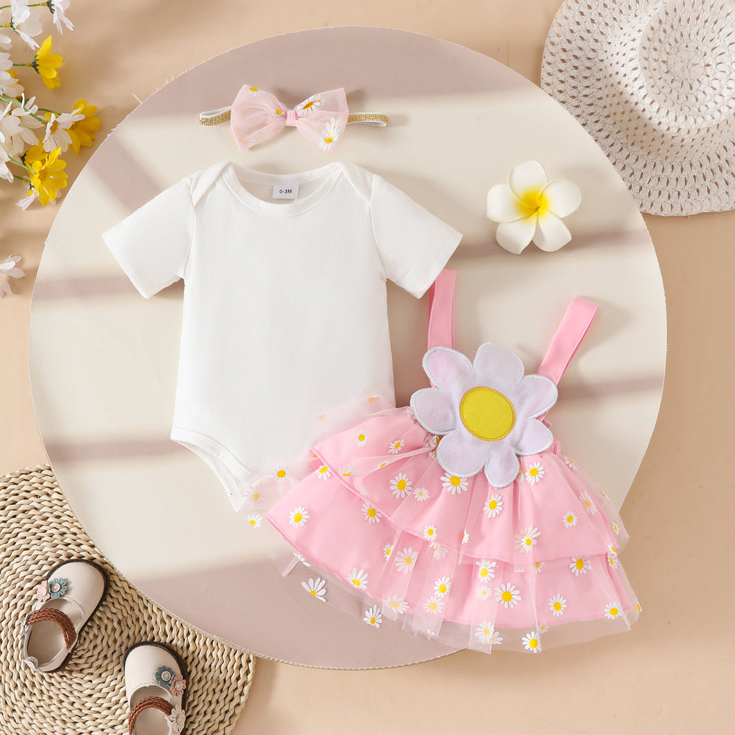 Body blanco, pollera con tirante rosa de margaritas y vincha