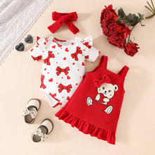 Cargar imagen en el visor de la galería, Body blanco con estampas de moños y vestido corderoy rojo de oso con vincha
