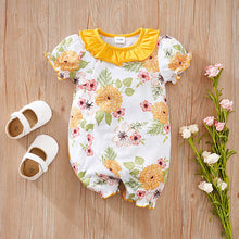 Carregar imagem no visualizador da galeria, Body enterizo blanco con estampas de flores y volado amarillo
