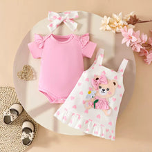 Cargar imagen en el visor de la galería, Body liso con volados, jardinera blanco con estampas de corazones de oso y vincha
