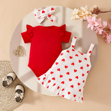Cargar imagen en el visor de la galería, Body liso con volados, jardinera blanco con estampas de corazones de oso y vincha
