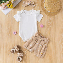 Carregar imagem no visualizador da galeria, Body blanco con short, vincha y cinto beige  de margaritas
