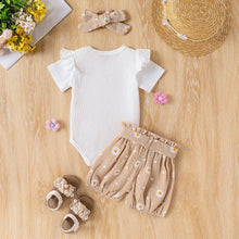 Carregar imagem no visualizador da galeria, Body blanco con short, vincha y cinto beige  de margaritas
