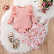 Cargar imagen en el visor de la galería, Body rosa con volado y vestido tipo jardinera floreado
