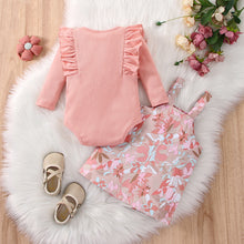Cargar imagen en el visor de la galería, Body rosa con volado y vestido tipo jardinera floreado
