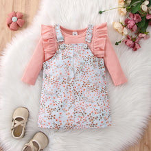 Cargar imagen en el visor de la galería, Body rosa con volado y vestido tipo jardinera verde agua floreado
