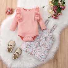 Cargar imagen en el visor de la galería, Body rosa con volado y vestido tipo jardinera verde agua floreado
