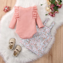 Cargar imagen en el visor de la galería, Body rosa con volado y vestido tipo jardinera verde agua floreado

