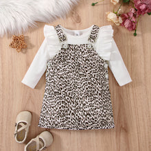 Carregar imagem no visualizador da galeria, Body blanco con volado y vestido tipo jardinera animal print
