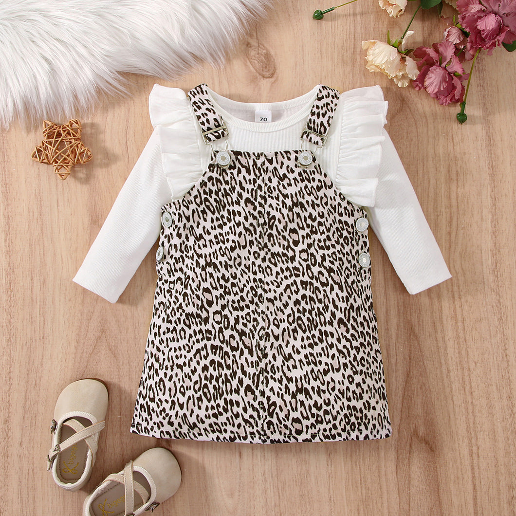 Body blanco con volado y vestido tipo jardinera animal print