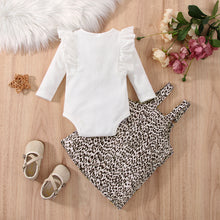 Carregar imagem no visualizador da galeria, Body blanco con volado y vestido tipo jardinera animal print
