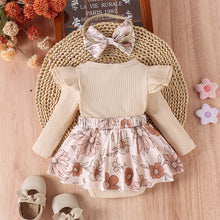 Carregar imagem no visualizador da galeria, Body beige con volados, falda floreado con falso tirante y vincha
