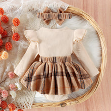 Carregar imagem no visualizador da galeria, Body beige, falda cuadrille con falso tirante, moños y vincha
