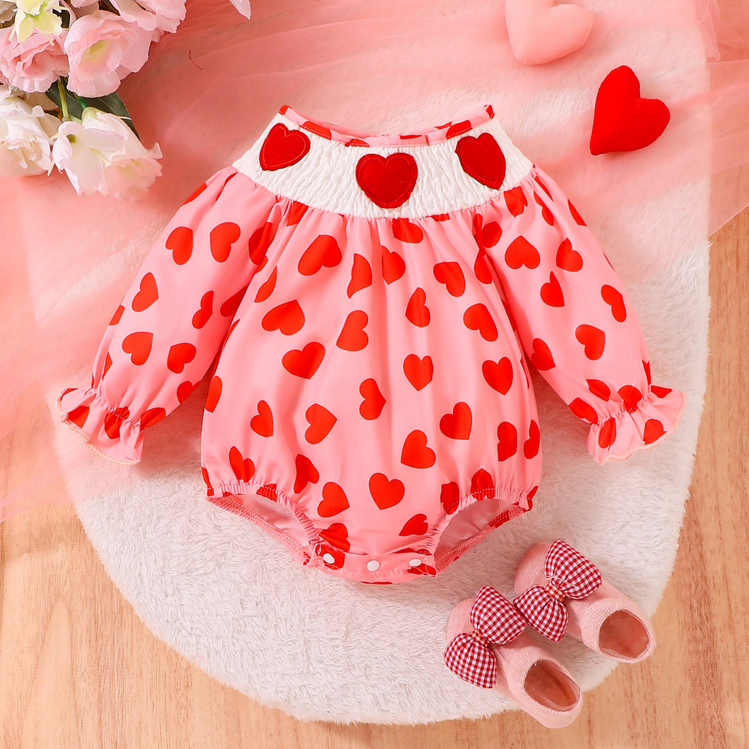Body rosa, cuello engomado con estampas de corazones